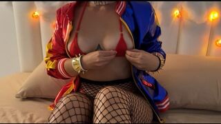 Ufo dug bele a bűbájos harley quinnbe piros mikro bikiniben minden lyukba