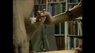 Arcra ülő dominatrix öklözi a rabszolga fenekét miközben megdugja