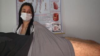 Bombázó ápolónő meglepődik a hardcore beteg pöcsén a hordágyon