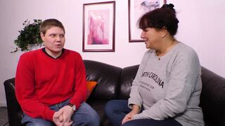 Vörös hajú milf gigantikus mellekkel orálozza a kárót és hagyja hogy keményen megdugják