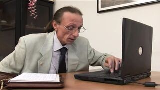 Luvnya MILF titkárnő cidázza ki a mocskos főnökét