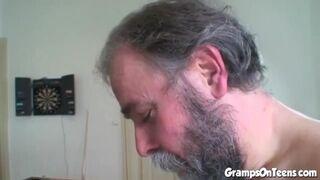 Zsenge vörös csajszika cumizza és lovagol a nagypapa kukacán