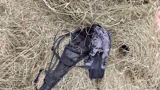 Óriási fenekű koros nő orálozza a paraszt farkát a disznóólban