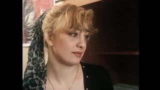 Világos Szőke nagymellű csajok szőrös puncit szopnak termetes farokkal retro jelenetben