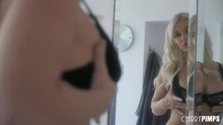 Gigantikus Didkós Világos Szőke Milf Mélytorok Akcióban a Cherry Pimps Csatornán