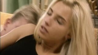 Timea Margot gigantikus hímtagot kap a retro Lover's Lane legelső epizódjában